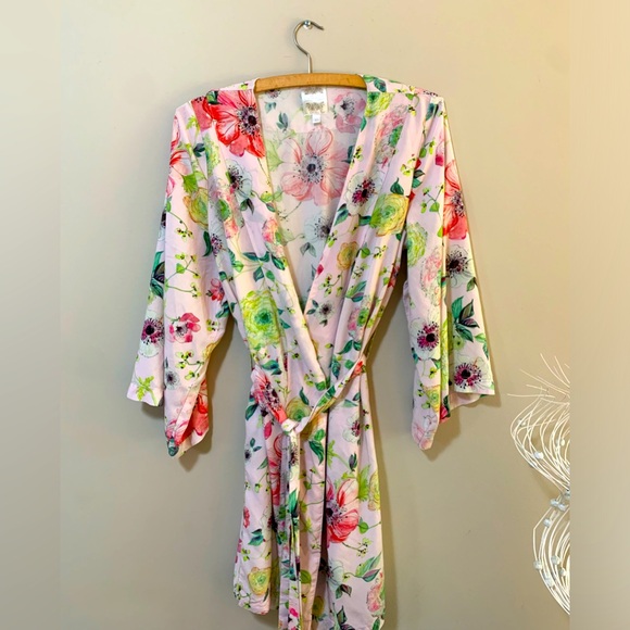 Plum Pretty Sugar Pink Floral Robe Bridesmaid - Picture 2 of 11